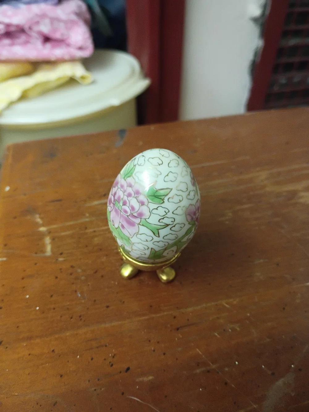Enecso Chinese Import Porcelain Egg 1970s W/ Gold Toned  Tripod  Made In Taiwan